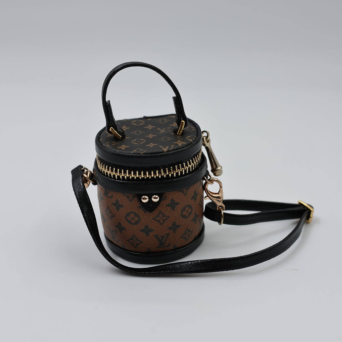 Labubu  Mini bucket bag – (Doll Accessory)